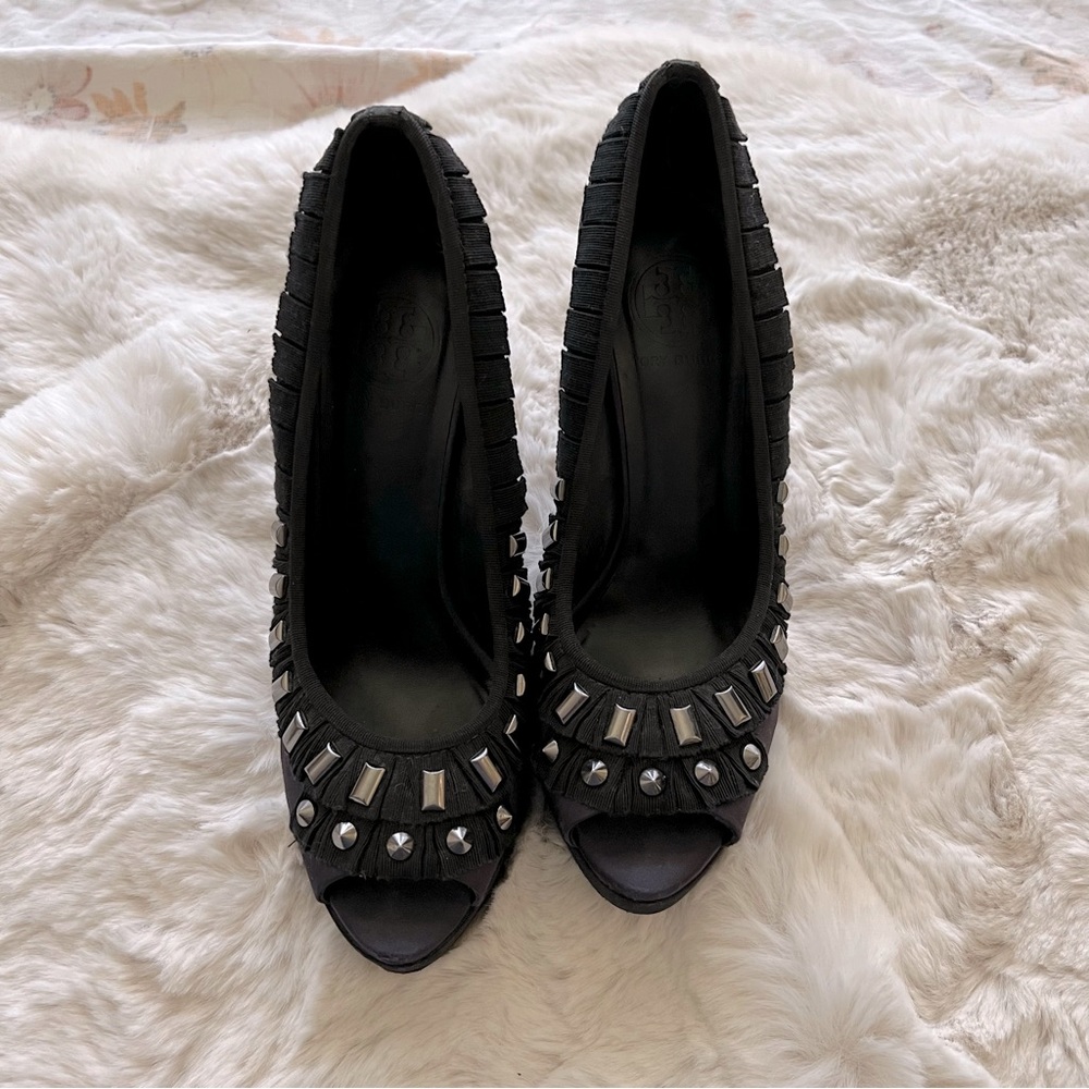 Tory Burch Purple & Black Studded Satin Platform Pleated Peep Toe Heels. Size 8 - Picture 4 of 15